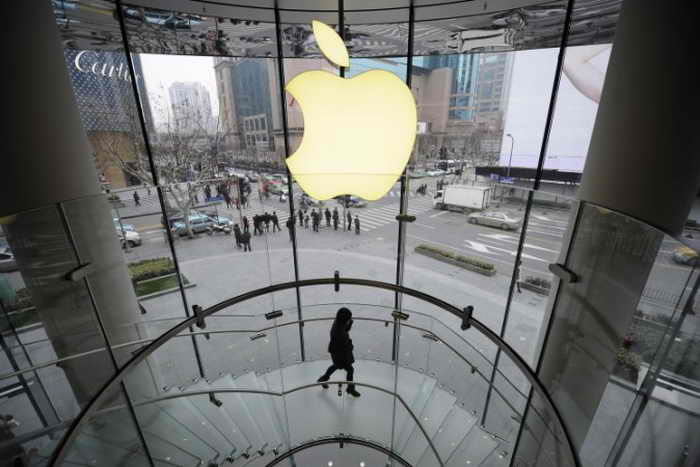 Клиент в магазине Apple, Шанхай, 22 февраля 2012 года. Поставщик Apple из Шанхая нарушил правила трудового и природоохранного законодательства, как говорится в докладе «Китайского трудового дозора». Фото: PETER PARKS/AFP/Getty Images