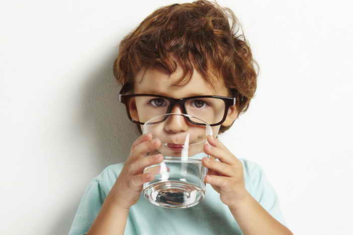 Пьющий воду ребёнок. Фото: Shutterstock*