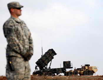 5 июля прошли очередные испытания системы противоракетной обороны США. Фото: BULENT KILIC/AFP/Getty Images