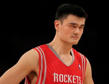 NBA: Яо Минг, во время игры с Лейкерс 26 октября в Лос-Анджелесе, Калифорния. Фото: Jeff Gross/Getty Images