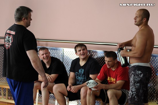 Владимир Воронов, Дмитрий Самойлов, Кирилл Сидельников, Михаил Заяц и Федор Емельяненко. Фото с сайта mixfight.ru