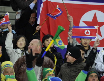 ЮАР - ЧМ-2010 по футболу: болельщики сборной КНДР.  Фото: Stephane DE SAKUTIN/AFP/Getty Images