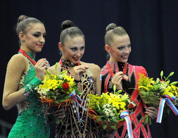 Евгения Канаева (L), Дарья Кондакова (C), Алии Гараева (R). Фото: NATALIA KOLESNIKOVA/AFP/Getty Images