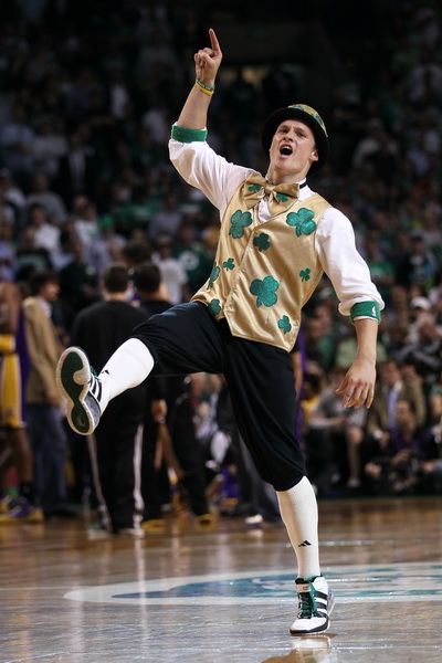 Лаки, талисман Boston Celtics. Фото: Elsa/Getty Images