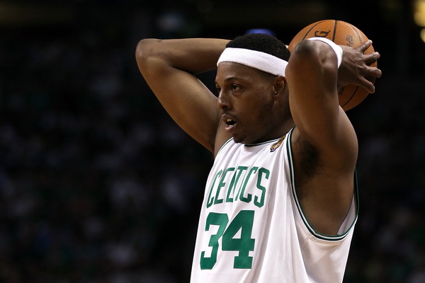 Пол Пирс (#34) из Boston Celtics собирается сделать бросок. Фото: Elsa/Getty Images