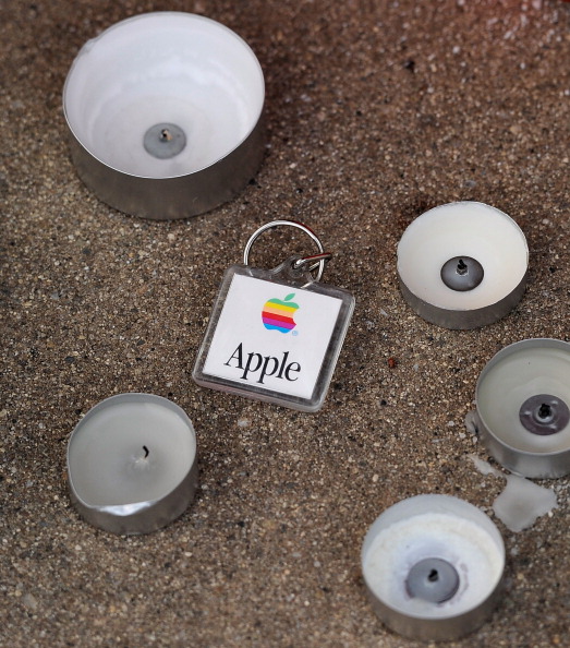 Скончался Стив Джобс – основатель Apple. Фоторепортаж о памятных мероприятиях. Фото: Kevork Djansezian /Andrew Burton/ TIMOTHY A. CLARY/AFP/Getty Images