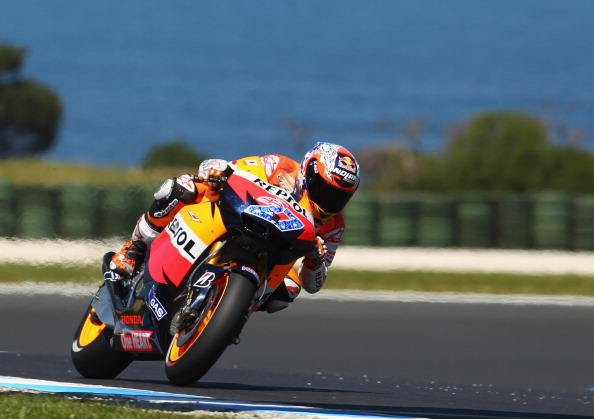 На MotoGP Австралии на треке Филлип-Айленд (Phillip Island) лидируют Кейси Стоунер (Casey Stoner), Хорхе Лоренсо (Jorge Lorenzo) и Марко Симонцелли (Marco Simoncelli). Фото: Mirco Lazzari gp/Getty Images