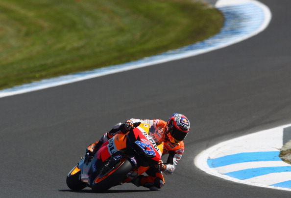 На MotoGP Австралии на треке Филлип-Айленд (Phillip Island) лидируют Кейси Стоунер (Casey Stoner), Хорхе Лоренсо (Jorge Lorenzo) и Марко Симонцелли (Marco Simoncelli). Фото: Mirco Lazzari gp/Getty Images