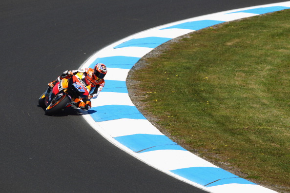 На MotoGP Австралии на треке Филлип-Айленд (Phillip Island) лидируют Кейси Стоунер (Casey Stoner), Хорхе Лоренсо (Jorge Lorenzo) и Марко Симонцелли (Marco Simoncelli). Фото: Mirco Lazzari gp/Getty Images