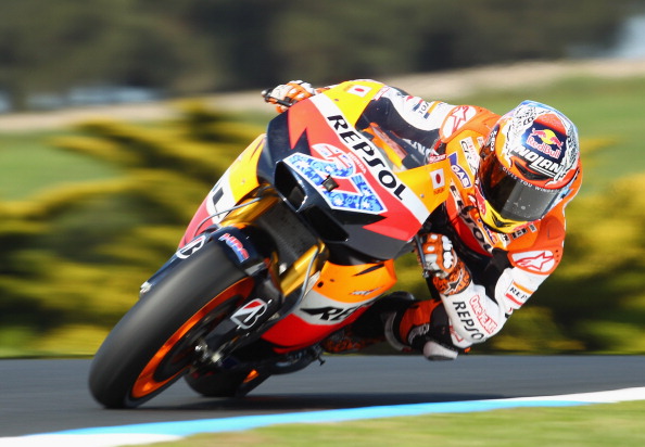 На MotoGP Австралии на треке Филлип-Айленд (Phillip Island) лидируют Кейси Стоунер (Casey Stoner), Хорхе Лоренсо (Jorge Lorenzo) и Марко Симонцелли (Marco Simoncelli). Фото: Mirco Lazzari gp/Getty Images