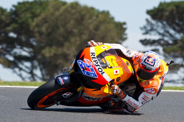 На MotoGP Австралии на треке Филлип-Айленд (Phillip Island) лидируют Кейси Стоунер (Casey Stoner), Хорхе Лоренсо (Jorge Lorenzo) и Марко Симонцелли (Marco Simoncelli). Фото: Mirco Lazzari gp/Getty Images