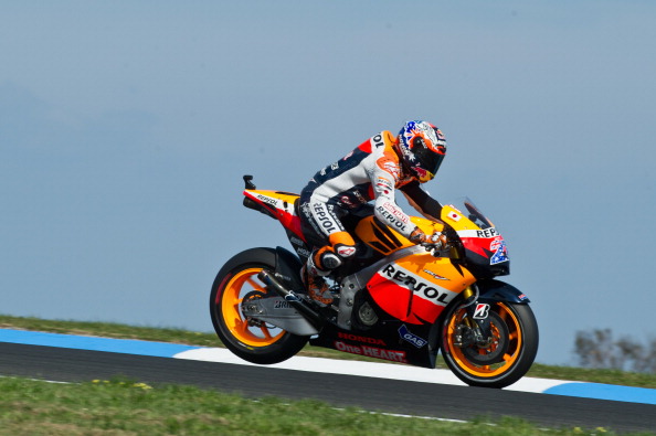 На MotoGP Австралии на треке Филлип-Айленд (Phillip Island) лидируют Кейси Стоунер (Casey Stoner), Хорхе Лоренсо (Jorge Lorenzo) и Марко Симонцелли (Marco Simoncelli). Фото: Mirco Lazzari gp/Getty Images