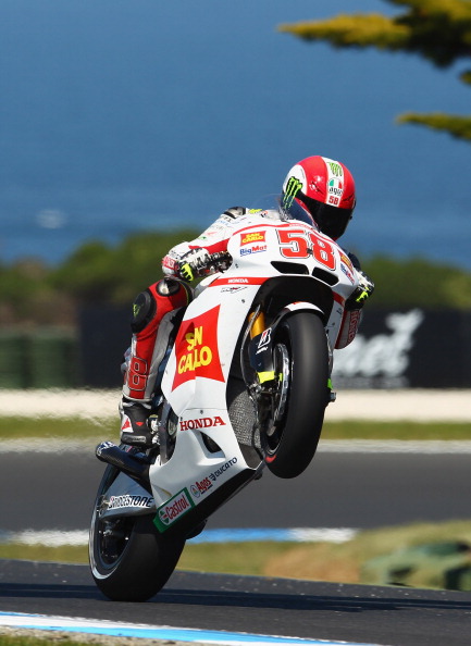 На MotoGP Австралии на треке Филлип-Айленд (Phillip Island) лидируют Кейси Стоунер (Casey Stoner), Хорхе Лоренсо (Jorge Lorenzo) и Марко Симонцелли (Marco Simoncelli). Фото: Mirco Lazzari gp/Getty Images