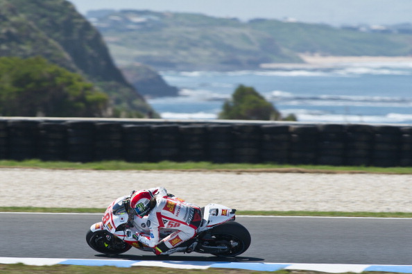 На MotoGP Австралии на треке Филлип-Айленд (Phillip Island) лидируют Кейси Стоунер (Casey Stoner), Хорхе Лоренсо (Jorge Lorenzo) и Марко Симонцелли (Marco Simoncelli). Фото: Mirco Lazzari gp/Getty Images