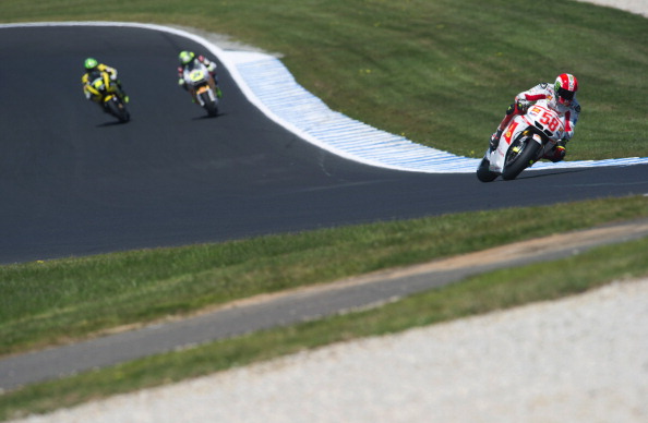 На MotoGP Австралии на треке Филлип-Айленд (Phillip Island) лидируют Кейси Стоунер (Casey Stoner), Хорхе Лоренсо (Jorge Lorenzo) и Марко Симонцелли (Marco Simoncelli). Фото: Mirco Lazzari gp/Getty Images