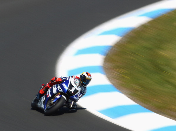 На MotoGP Австралии на треке Филлип-Айленд (Phillip Island) лидируют Кейси Стоунер (Casey Stoner), Хорхе Лоренсо (Jorge Lorenzo) и Марко Симонцелли (Marco Simoncelli). Фото: Mirco Lazzari gp/Getty Images
