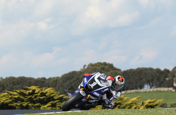 На MotoGP Австралии на треке Филлип-Айленд (Phillip Island) лидируют Кейси Стоунер (Casey Stoner), Хорхе Лоренсо (Jorge Lorenzo) и Марко Симонцелли (Marco Simoncelli). Фото: Mirco Lazzari gp/Getty Images
