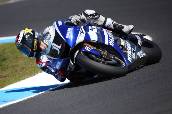 На MotoGP Австралии на треке Филлип-Айленд (Phillip Island) лидируют Кейси Стоунер (Casey Stoner), Хорхе Лоренсо (Jorge Lorenzo) и Марко Симонцелли (Marco Simoncelli). Фото: Mirco Lazzari gp/Getty Images