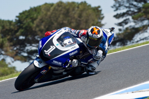 На MotoGP Австралии на треке Филлип-Айленд (Phillip Island) лидируют Кейси Стоунер (Casey Stoner), Хорхе Лоренсо (Jorge Lorenzo) и Марко Симонцелли (Marco Simoncelli). Фото: Mirco Lazzari gp/Getty Images