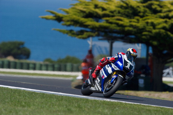 На MotoGP Австралии на треке Филлип-Айленд (Phillip Island) лидируют Кейси Стоунер (Casey Stoner), Хорхе Лоренсо (Jorge Lorenzo) и Марко Симонцелли (Marco Simoncelli). Фото: Mirco Lazzari gp/Getty Images
