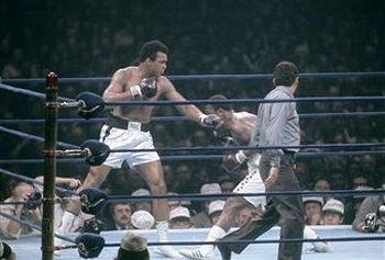Бой Мохаммед Али и Джой Фразер 1974 год. Фото: Focus On Sport/Getty Images