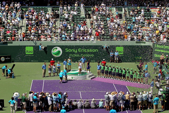 Мария Шарапова уступила кубок теннисного турнира Sony Ericsson Open Виктории Азаренко.  Фото: Al Bello /Mike Ehrmann /Clive Brunskill/Getty Images