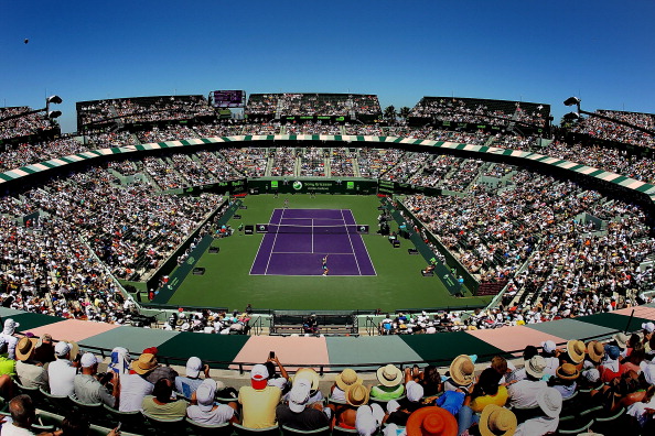 Мария Шарапова уступила кубок теннисного турнира Sony Ericsson Open Виктории Азаренко.  Фото: Al Bello /Mike Ehrmann /Clive Brunskill/Getty Images