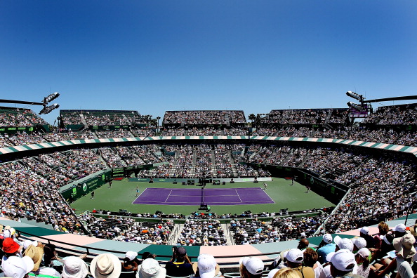 Мария Шарапова уступила кубок теннисного турнира Sony Ericsson Open Виктории Азаренко.  Фото: Al Bello /Mike Ehrmann /Clive Brunskill/Getty Images