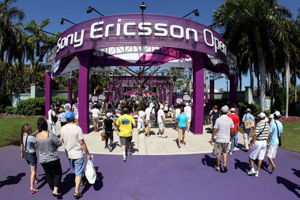 Мария Шарапова уступила кубок теннисного турнира Sony Ericsson Open Виктории Азаренко.  Фото: Al Bello /Mike Ehrmann /Clive Brunskill/Getty Images