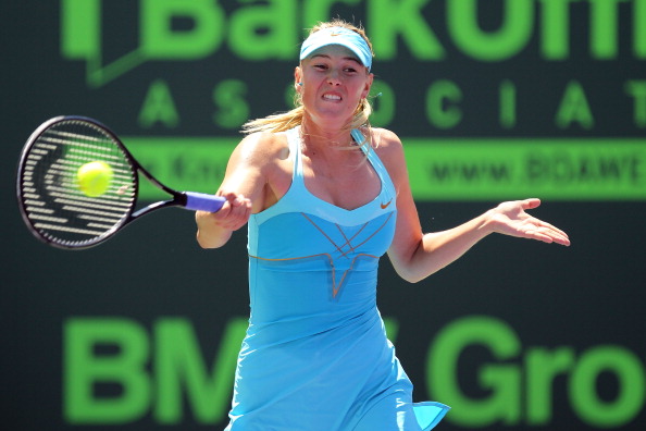 Мария Шарапова уступила кубок теннисного турнира Sony Ericsson Open Виктории Азаренко.  Фото: Al Bello /Mike Ehrmann /Clive Brunskill/Getty Images