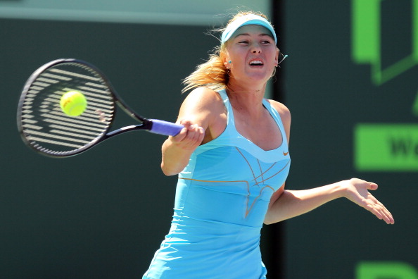 Мария Шарапова уступила кубок теннисного турнира Sony Ericsson Open Виктории Азаренко.  Фото: Al Bello /Mike Ehrmann /Clive Brunskill/Getty Images