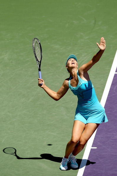 Мария Шарапова уступила кубок теннисного турнира Sony Ericsson Open Виктории Азаренко.  Фото: Al Bello /Mike Ehrmann /Clive Brunskill/Getty Images