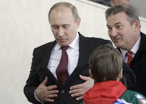 Владимир Путин вручил кубок победителям турнира  «Золотой шайбы».  Фото: MIKHAIL METZEL/AFP/Getty Images