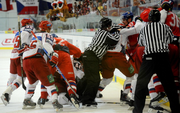 Сборная России по хоккею проиграла Чехии матч Евротура. Фото: MICHAL CIZEK/AFP/Getty Images