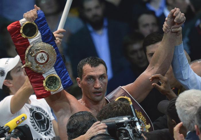 Чемпион Всемирной боксерской ассоциации (WBA) Владимир Кличко. 5 октября 2013 года на ринге спорткомплекса Олимпийский в Москве украинский супертяжеловес Владимир Кличко победил российского чемпиона Александра Поветкина в историческом бое с результатом 119:104. Фото: ALEXANDER NEMENOV/AFP/Getty Images