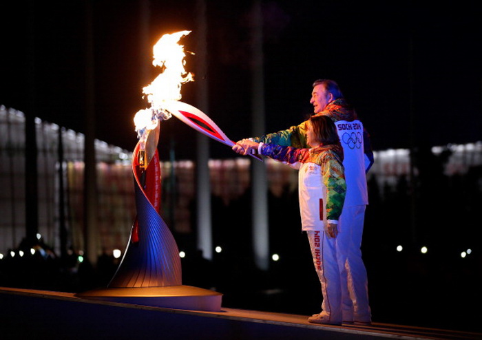 Олимпийский огонь зажгли Владислав Третьяк и Ирина Роднина. Фото: Matt Slocum - Pool/Getty Images