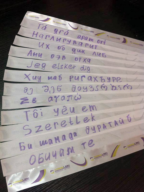 В парке Универсиады появилось дерево с признанием в любви на 68 языках. Фото предоставлено агентством переводов «Транслинк»