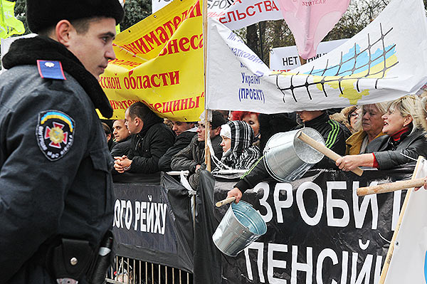 Предприниматели возле ВР выступают против принятия проекта Налогового кодекса, поданного Кабинетом министров Украины. Фото: Владимир Бородин/The Epoch Times Украина
