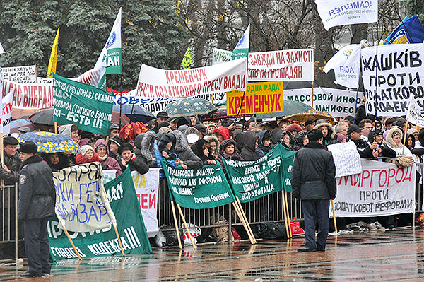 Предприниматели возле ВР выступают против принятия проекта Налогового кодекса, поданного Кабинетом министров Украины. Фото: Владимир Бородин/The Epoch Times Украина