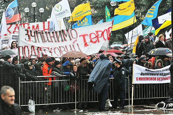 Предприниматели возле ВР выступают против принятия проекта Налогового кодекса, поданного Кабинетом министров Украины. Фото: Владимир Бородин/The Epoch Times Украина
