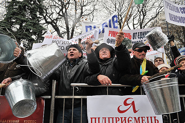 Предприниматели возле ВР выступают против принятия проекта Налогового кодекса, поданного Кабинетом министров Украины. Фото: Владимир Бородин/The Epoch Times Украина