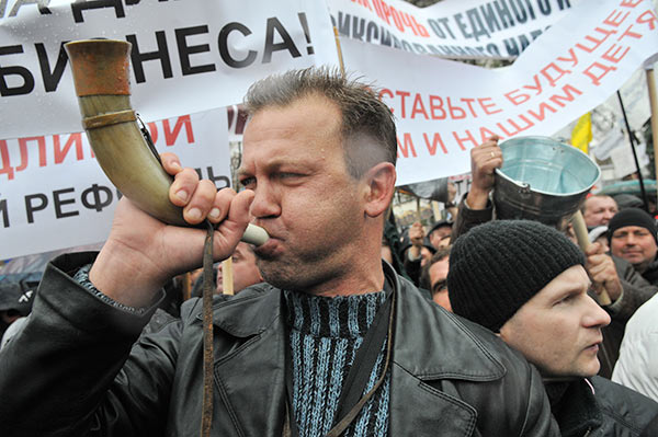 Предприниматели возле ВР выступают против принятия проекта Налогового кодекса, поданного Кабинетом министров Украины. Фото: Владимир Бородин/The Epoch Times Украина