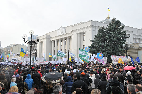 Предприниматели возле ВР выступают против принятия проекта Налогового кодекса, поданного Кабинетом министров Украины. Фото: Владимир Бородин/The Epoch Times Украина