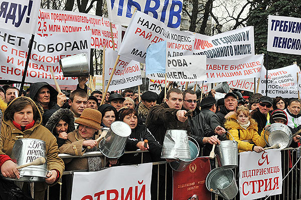 Предприниматели возле ВР выступают против принятия проекта Налогового кодекса, поданного Кабинетом министров Украины. Фото: Владимир Бородин/The Epoch Times Украина
