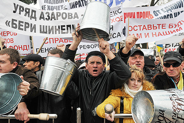 Предприниматели возле ВР выступают против принятия проекта Налогового кодекса, поданного Кабинетом министров Украины. Фото: Владимир Бородин/The Epoch Times Украина
