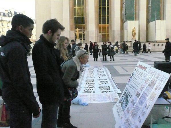 Прохожие подходят, чтобы узнать о происходящем. Фото: Hao Yang/The Epoch Times