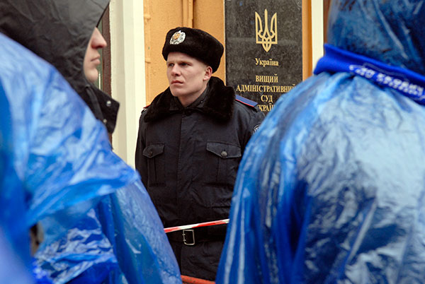 Сторонники обоих кандидатов собрались возле здания ВАСУ, чтобы поддержать своих избранников. Фото: Владимир Бородин/The Epoch Times