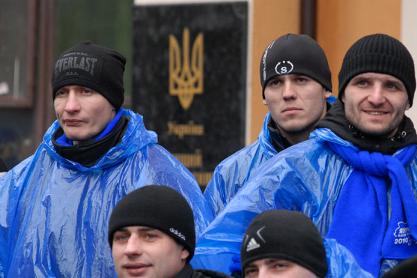 Сторонники обоих кандидатов собрались возле здания ВАСУ, чтобы поддержать своих избранников. Фото: Владимир Бородин/The Epoch Times
