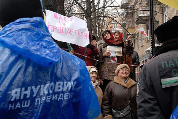 Сторонники обоих кандидатов собрались возле здания ВАСУ, чтобы поддержать своих избранников. Фото: Владимир Бородин/The Epoch Times