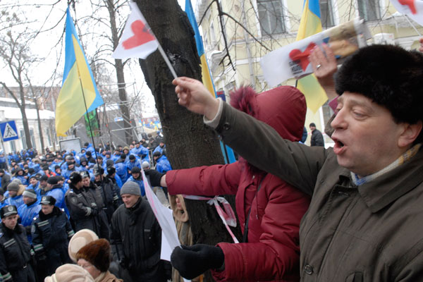 Сторонники обоих кандидатов собрались возле здания ВАСУ, чтобы поддержать своих избранников. Фото: Владимир Бородин/The Epoch Times